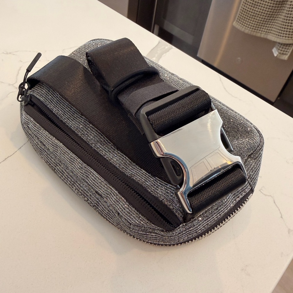 Lululemon Everywhere Belt Bag 1L silver Glitter - Picture 3 of 12